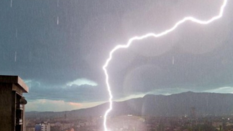 Жълт код за бури с градушка за 7 области на България 