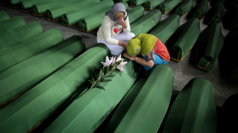 Погребват останките на 175 жертви на клането в Сребреница