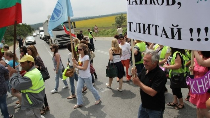 Работниците от &quot;Автомагистрали-Черно море&quot; блокираха пътя София-Варна