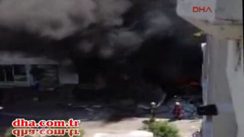 Вижте горящия Истанбул след взрива, най-малко четирима са тежко ранени! (ВИДЕО)