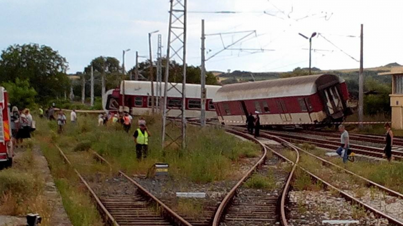 БЛИЦ TV: Ето го дерайлиралия влак на гара Калояновец