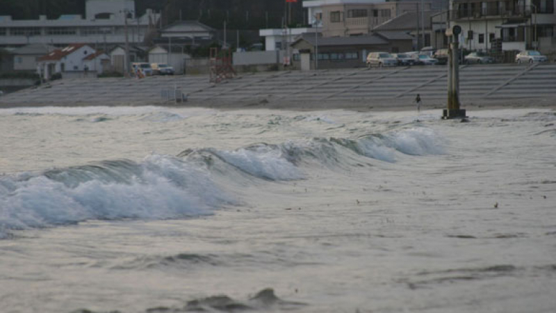 Миниатюрно цунами в Япония