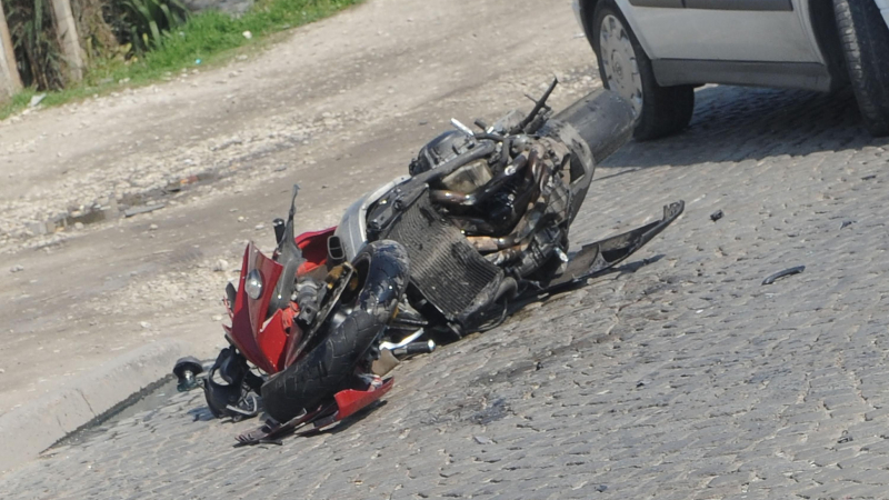 Мотоциклетист почина след удар в лек автомобил