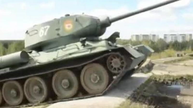 Пращат танк да изтегли преобърнатите вагони на Калояновец