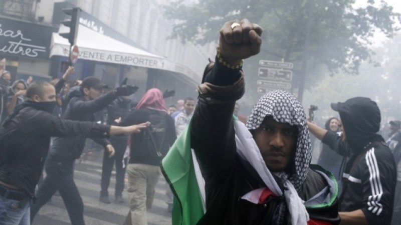 Сблъсъци избухнаха в Париж по време на демонстрация