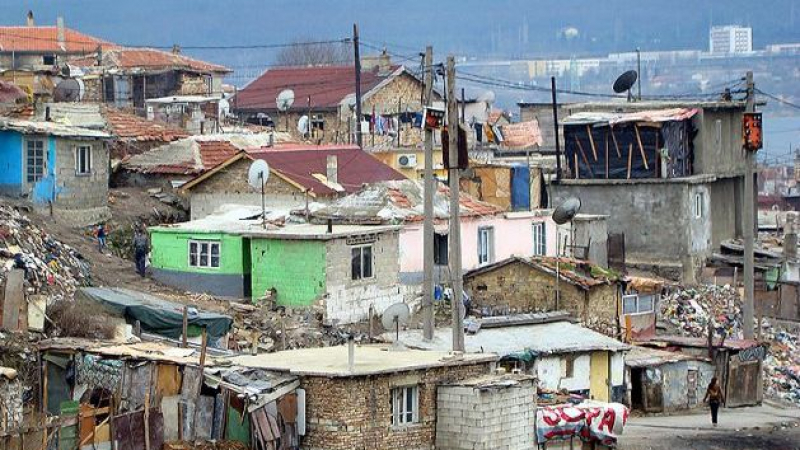 Събарят опасни ромски къщи във Варна 