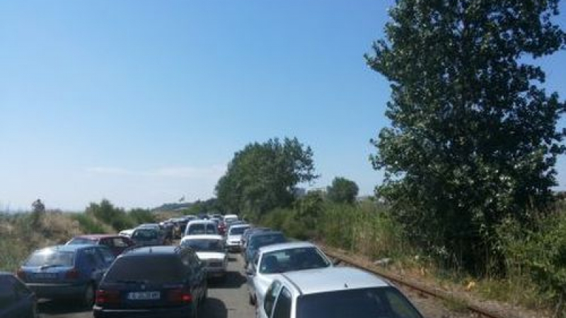 Нагли шофьори блокират жп линията за бургаските солници
