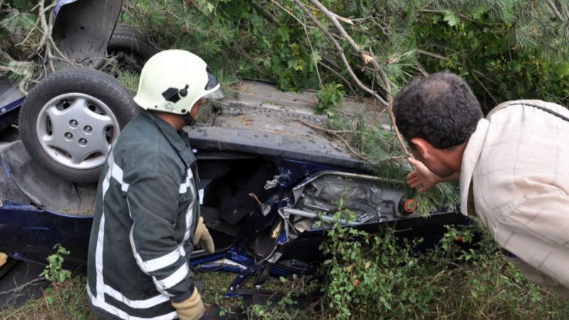 Хонда излетя от Е-80 в гора, шофьорът оцеля