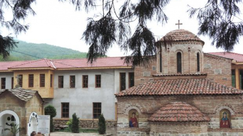 Църква с мраморен олтар отваря врати в Лопушанската обител