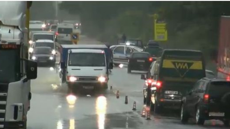 Отвориха частично наводнения път Бургас-Созопол