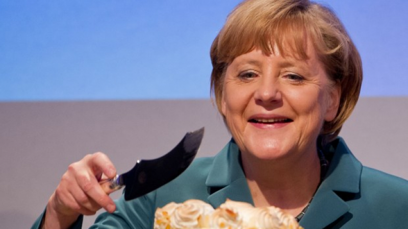 Репортер пее Happy Birthday на Меркел на пресконференция, вместо да й зададе въпрос (ВИДЕО)