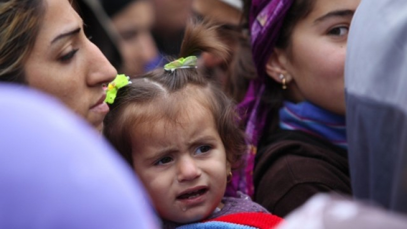 Бунт в София: Бежанци плашат да палят и колят децата си!
