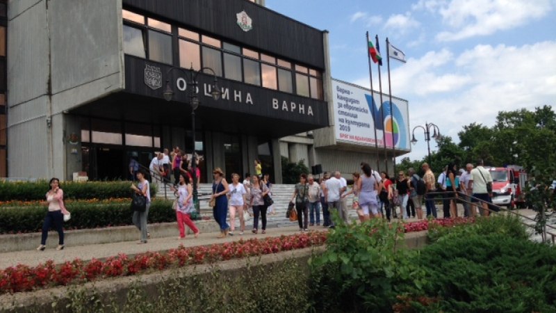 Евакуираха общината във Варна (СНИМКИ)