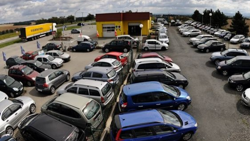 Загуби за стотици хиляди за търговците на коли след градушката в София
