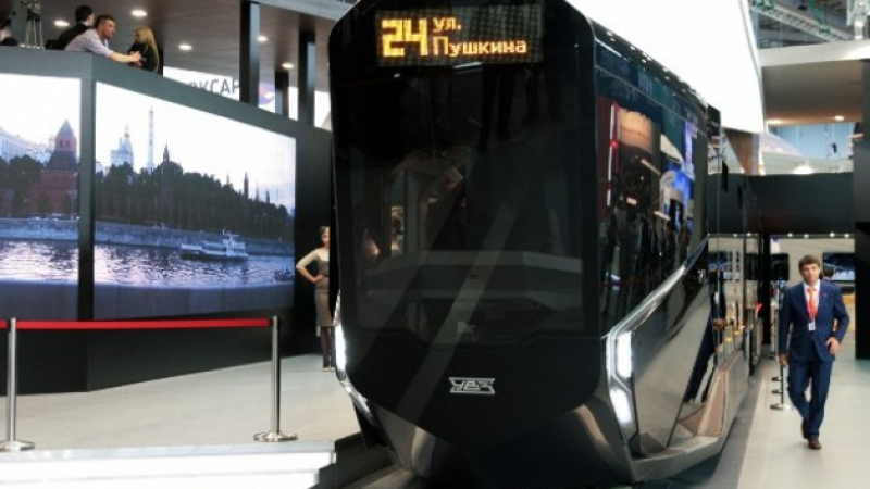 Черен руски трамвай пази хората