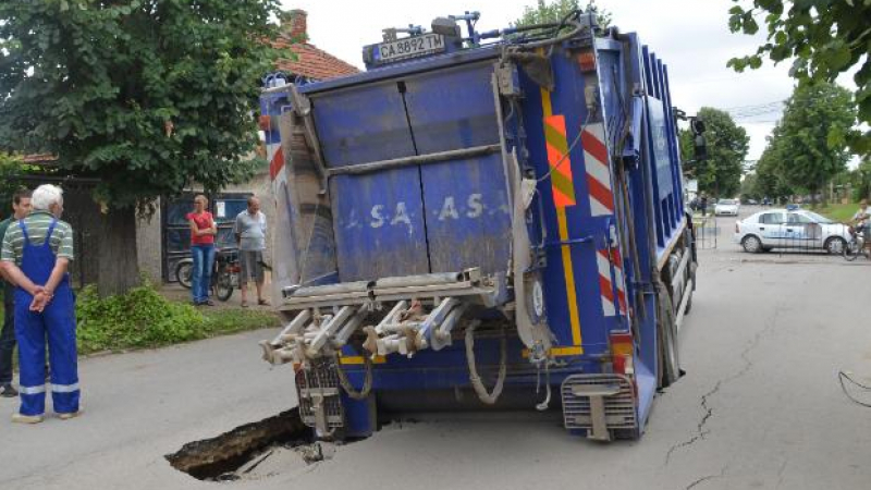 Улица погълна камион за боклук в Исперих