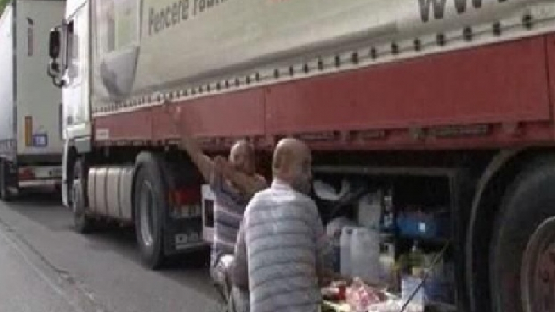 Франция прецака родните тираджии - забрани да спят в камионите