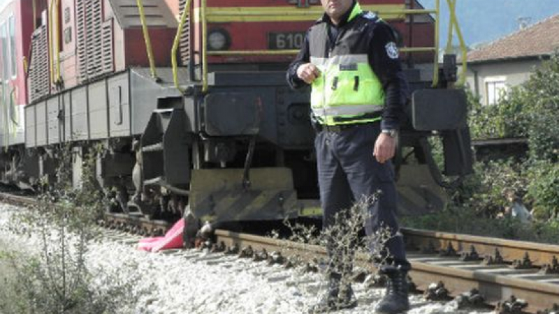 Влак прегази самоубиец на релсите в София