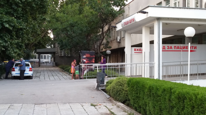 Първо в БЛИЦ: Син бус докарал трупа пред болницата във Варна 