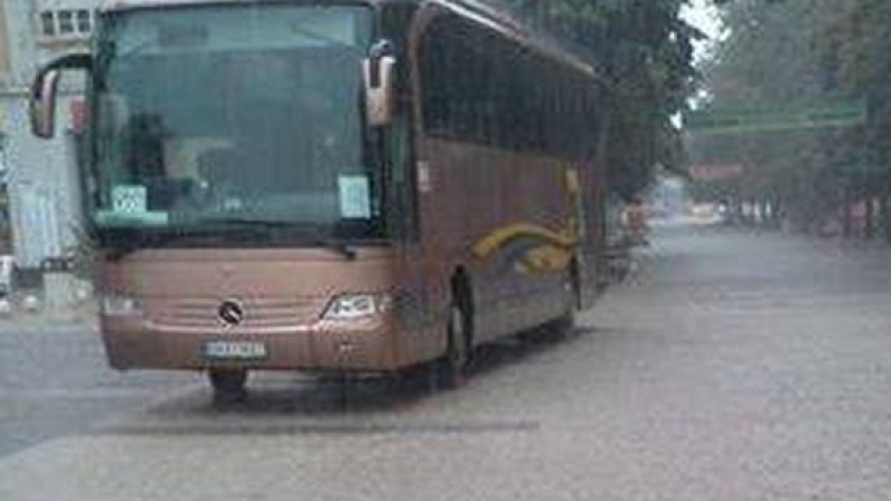 Кюстендилски автобус мина напряко и потроши плочките по главната в Бургас