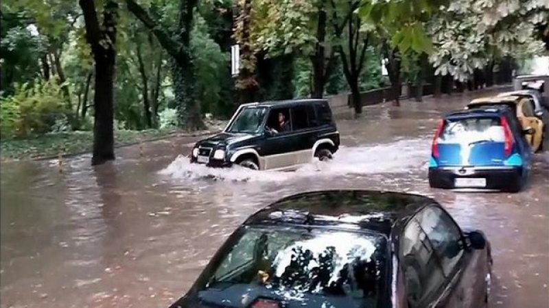 Шаш: Варненец с &quot;Витара&quot; джитка из наводнените улици (ВИДЕО)