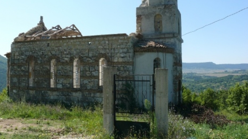 Строителна фирма съсипа църква в Шуменско