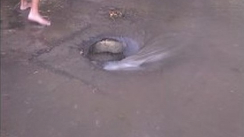 Странно: Улична дупка във Варна поглъща водата като шахта