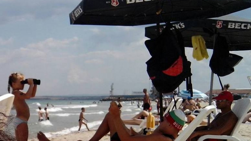 Спасители лежат на плажа и си цъкат в телефоните, деца се къпят без надзор (СНИМКИ)