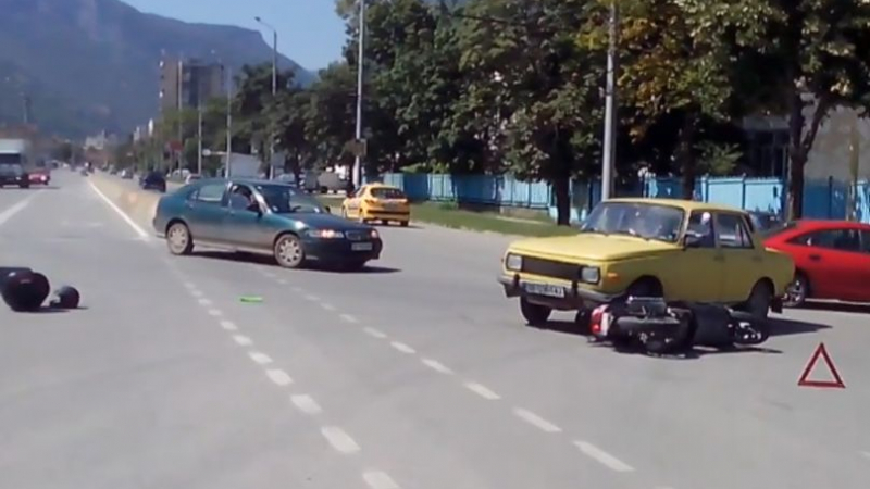 Мотор и кола се натресоха до гробищата във Враца (ВИДЕО)