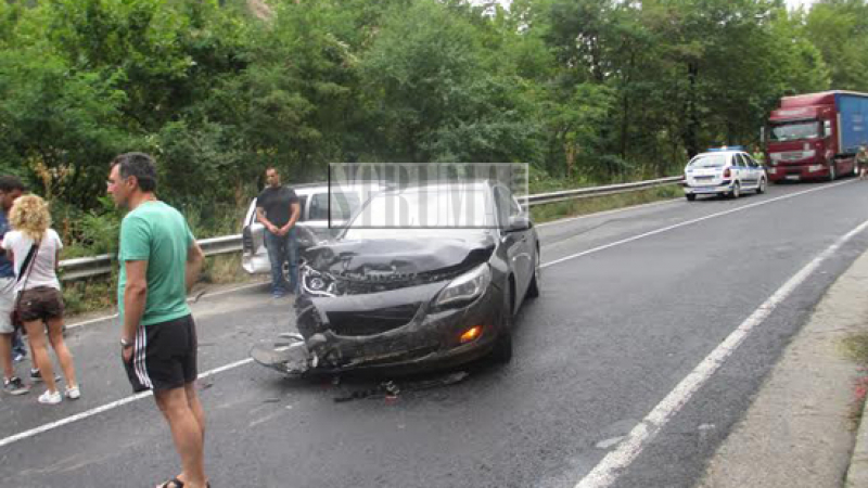 Кола в насрещното е предизвикала катастрофата с румънците в Кресненското дефиле