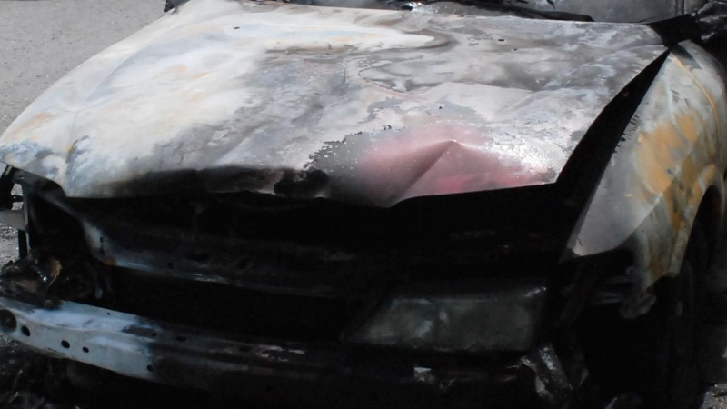 Лек автомобил изгоря след късо съединение