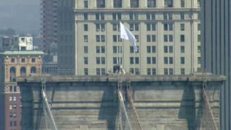 Подмениха американското знаме на Бруклинския мост с бял флаг (ВИДЕО)