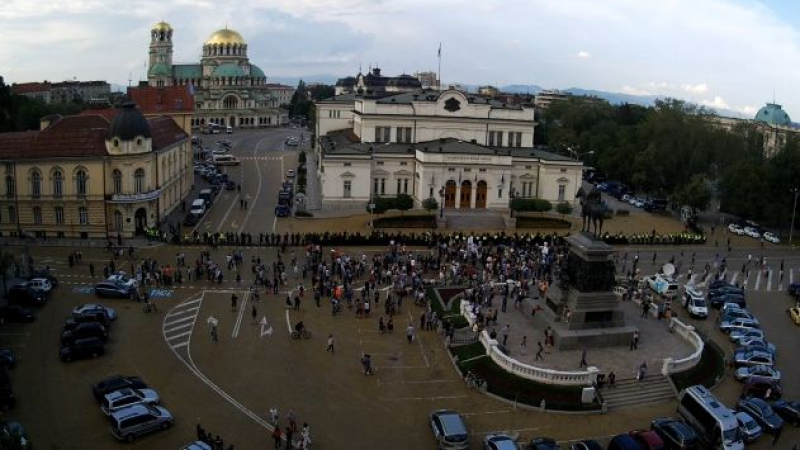 Протестърите преместиха празненството си пред Народното събрание 