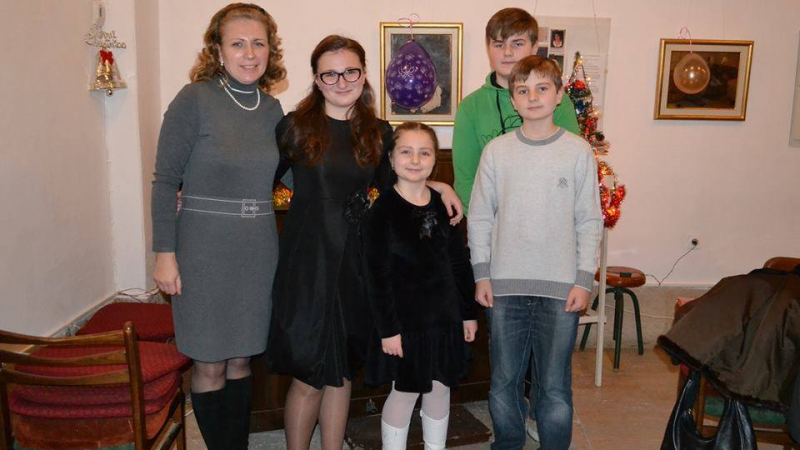Православната църква изхвърля майка с четири деца на улицата