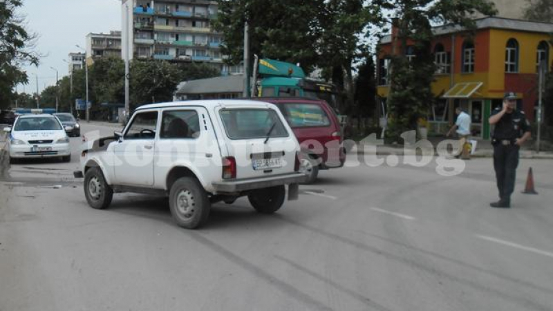 Натресоха полицейска кола в центъра на Враца