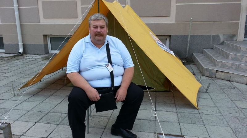 Лекари разпънаха палатка пред сливенска болница 