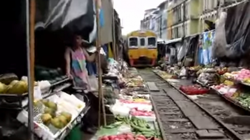 Пазарът, през който преминава... влак (ВИДЕО) 