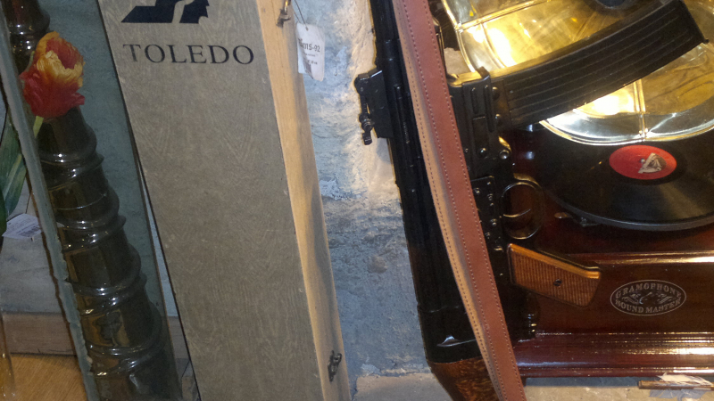 Бутафорният калашник пред офиса на Реформаторите - за 250 лева от сувенирен магазин