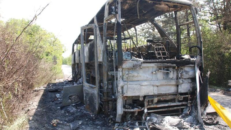 Автобус с 30 пътници пламна в движение