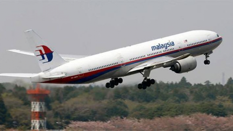 Черните кутии на Боинга показаха: Ракета е свалила малайзийския самолет