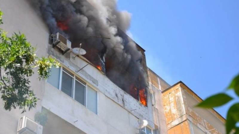 Пламна апартамент във Варна, чул се е взрив!