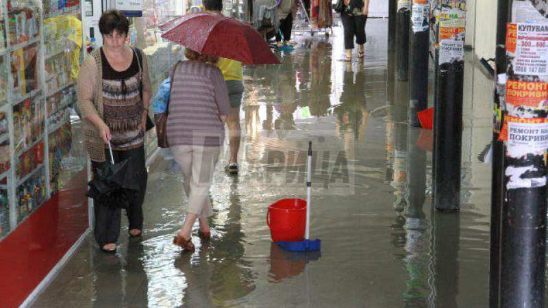 Подлезът на гарата в Пловдив се наводни, завоня ужасно