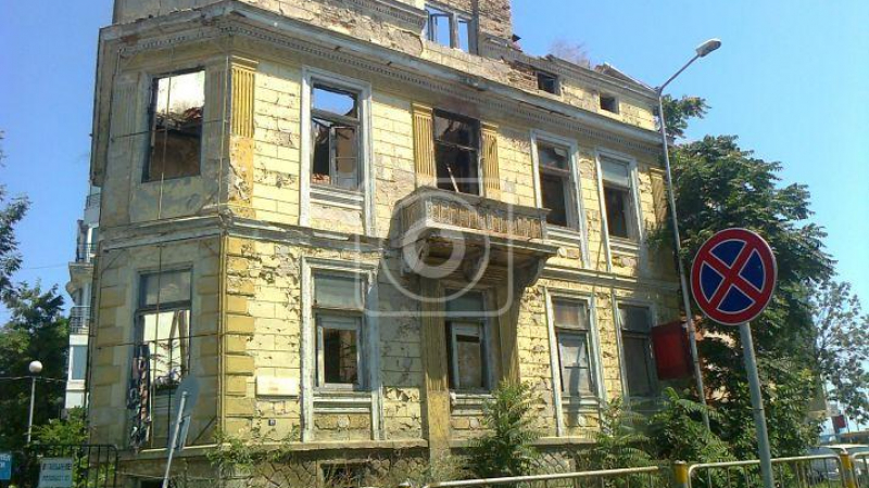 БЛИЦ-ОЧЕВИДЕЦ: Вижте най-опасната сграда във Варна
