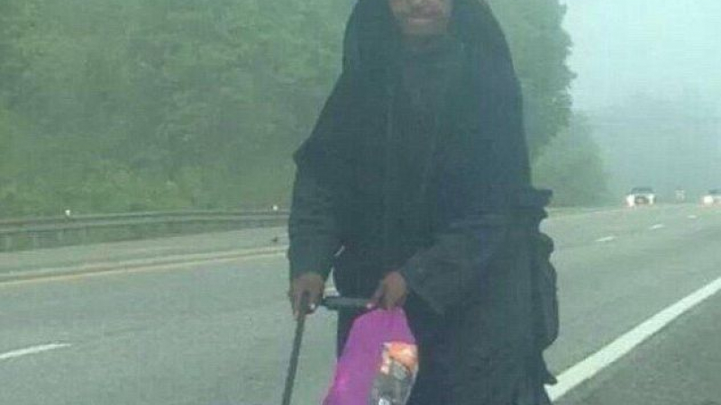 Мистерия с жена в черно, която обикаля пеш САЩ (СНИМКИ/ВИДЕО)