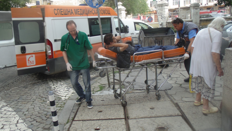 БЛИЦ TV: Мъж припадна в центъра на София