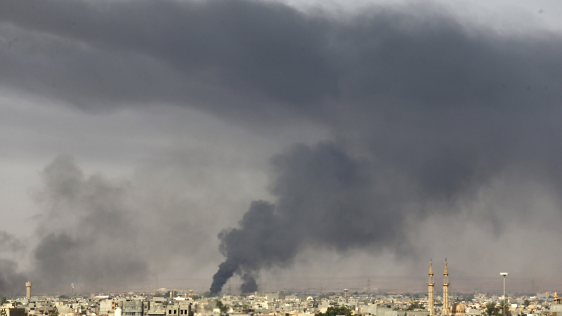 Над 6 милиона литра петролни продукти горят в Триполи след ракетен удар