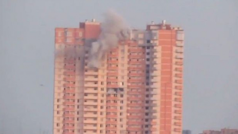Вижте как обстрелват жилищен блок в Луганск (ВИДЕО) 