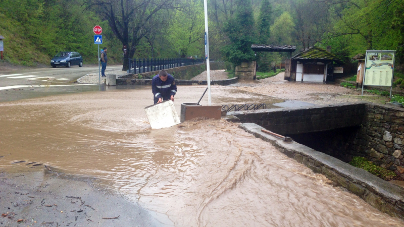 Жена почина след дъждовете в Габрово, синът й е в неизвестност