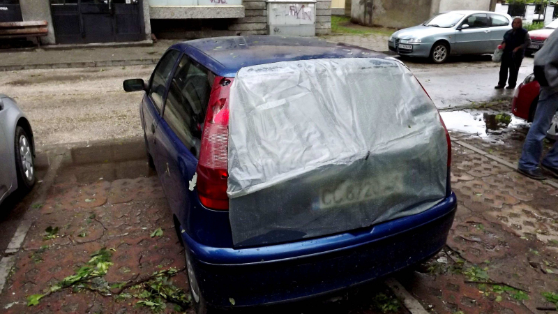 Софиянци пазят колите си с картони и одеяла (СНИМКИ)