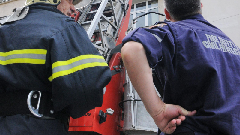 Дупничанка с инсулт падна на терасата, докато пуши, пожарникари я спасяват